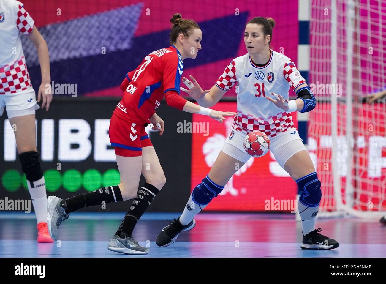 KOLDING, DÄNEMARK - 8. DEZEMBER: Kristina Liscevic aus Serbien, Ana Debelic aus Kroatien während des EHF Euro 2020-Spiels der Frauen zwischen Serbien und Kroatien Stockfoto