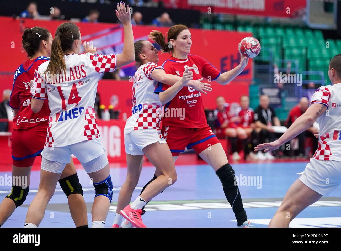KOLDING, DÄNEMARK - 8. DEZEMBER: Stela Posavec aus Kroatien, Jelena Lavko aus Serbien beim EHF Euro 2020-Spiel der Frauen zwischen Serbien und Kroatien beim S Stockfoto
