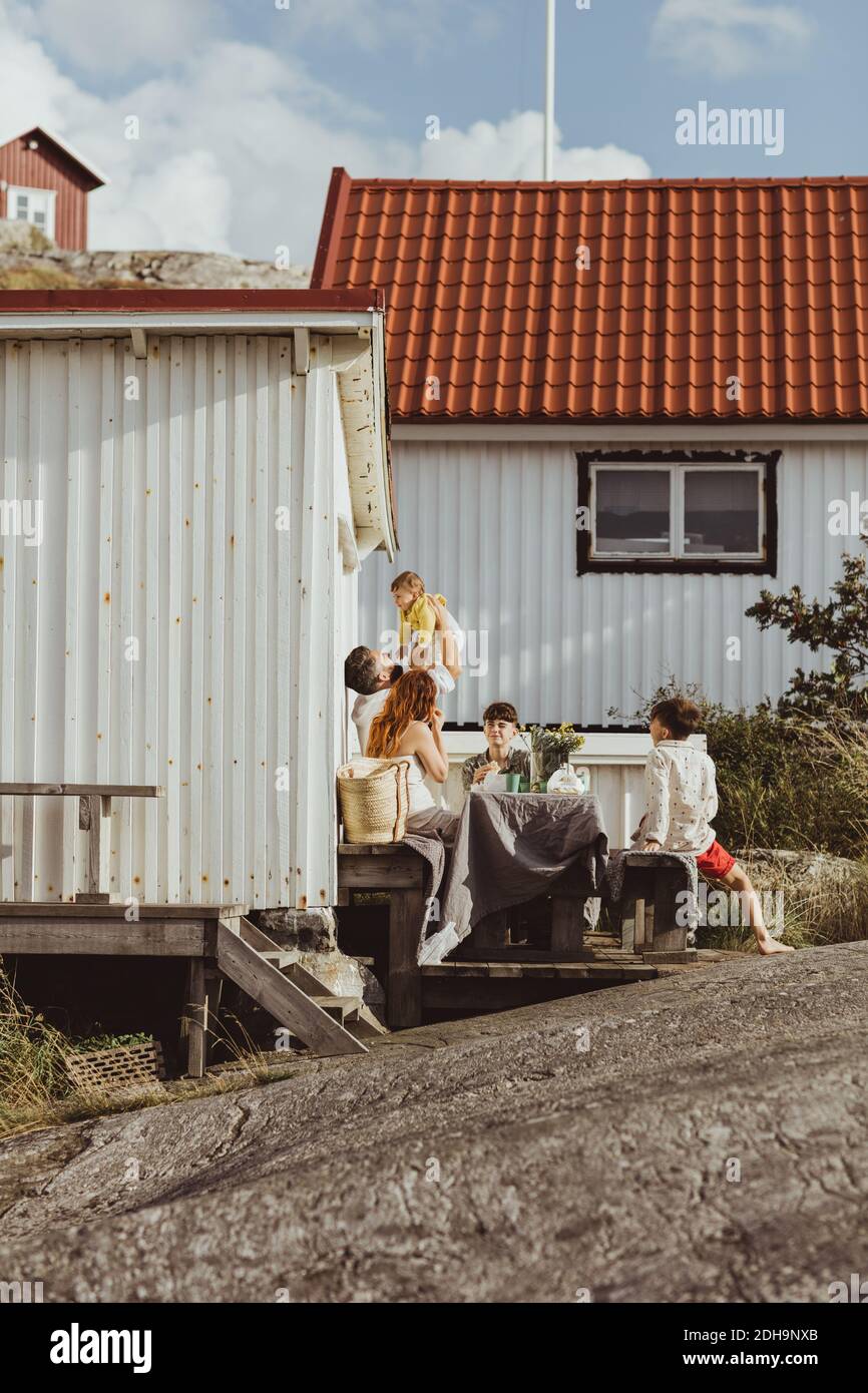 Familie mit Kindern, die am Wochenende in der Hütte sitzen Stockfoto