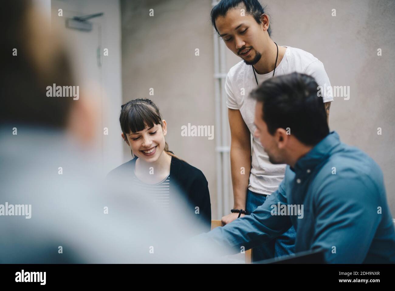 Multi-ethnische Computer-Programmierer diskutieren im Büro Stockfoto