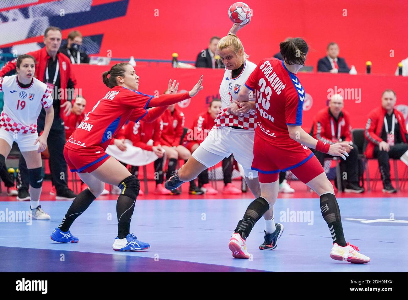 KOLDING, DÄNEMARK - 8. DEZEMBER: Dora Krsnik aus Kroatien, Jovana Stoiljkovic aus Serbien beim EHF Euro 2020-Spiel der Frauen zwischen Serbien und Kroatien Stockfoto