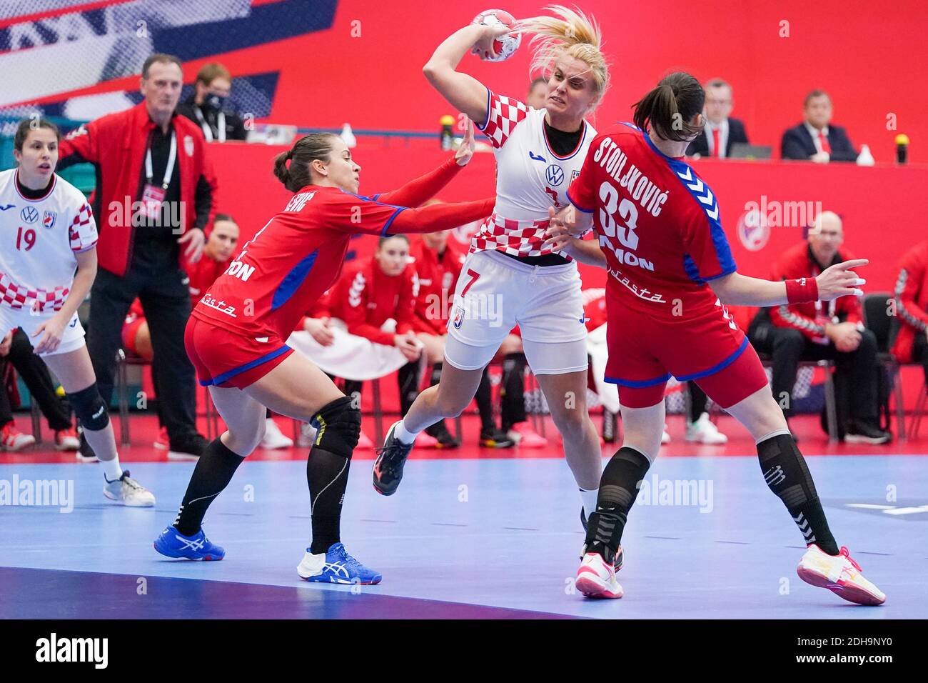 KOLDING, DÄNEMARK - 8. DEZEMBER: Dora Krsnik aus Kroatien, Jovana Stoiljkovic aus Serbien beim EHF Euro 2020-Spiel der Frauen zwischen Serbien und Kroatien Stockfoto