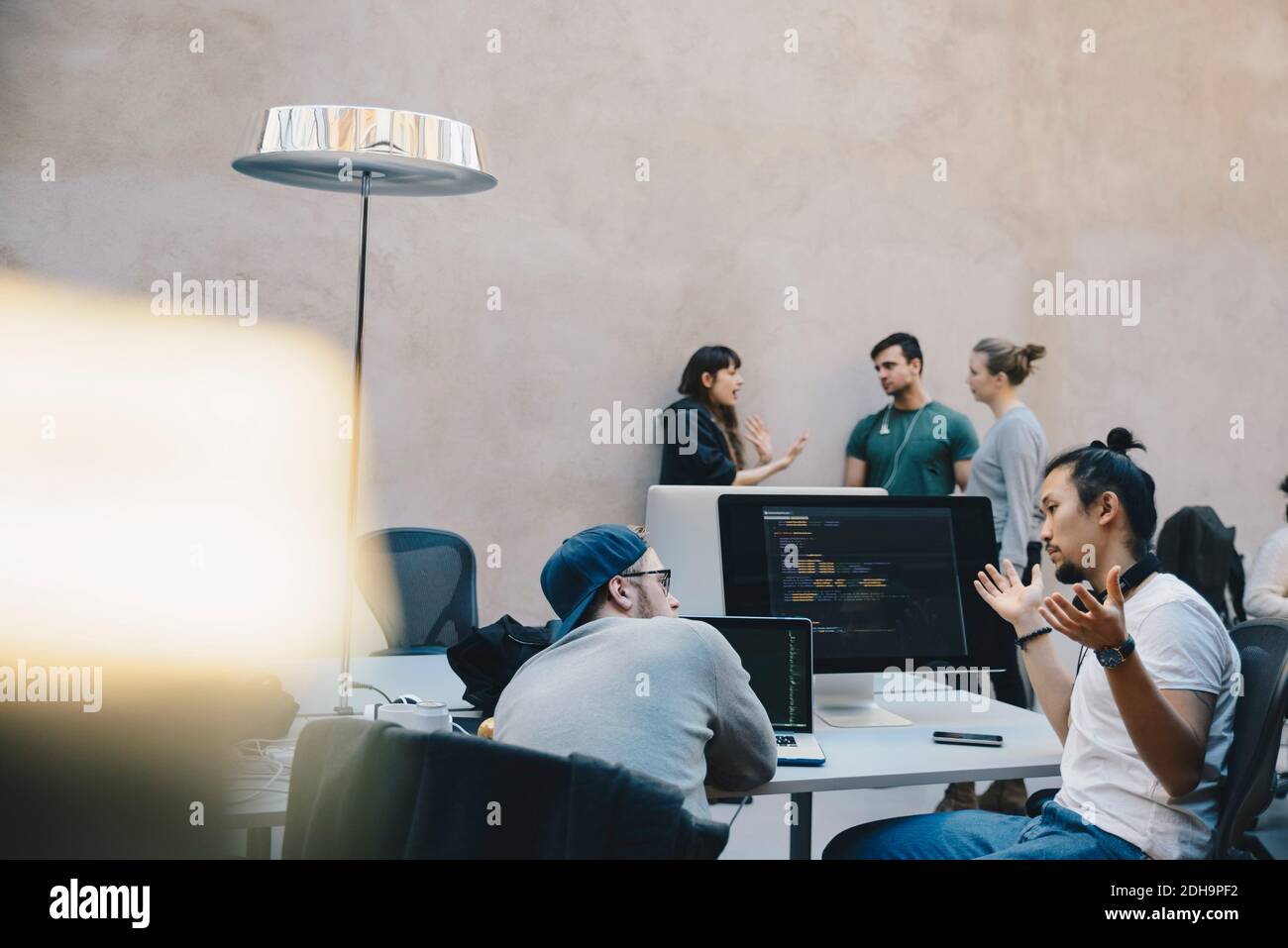 Computer-Programmierer diskutieren Plan im kreativen Büro Stockfoto
