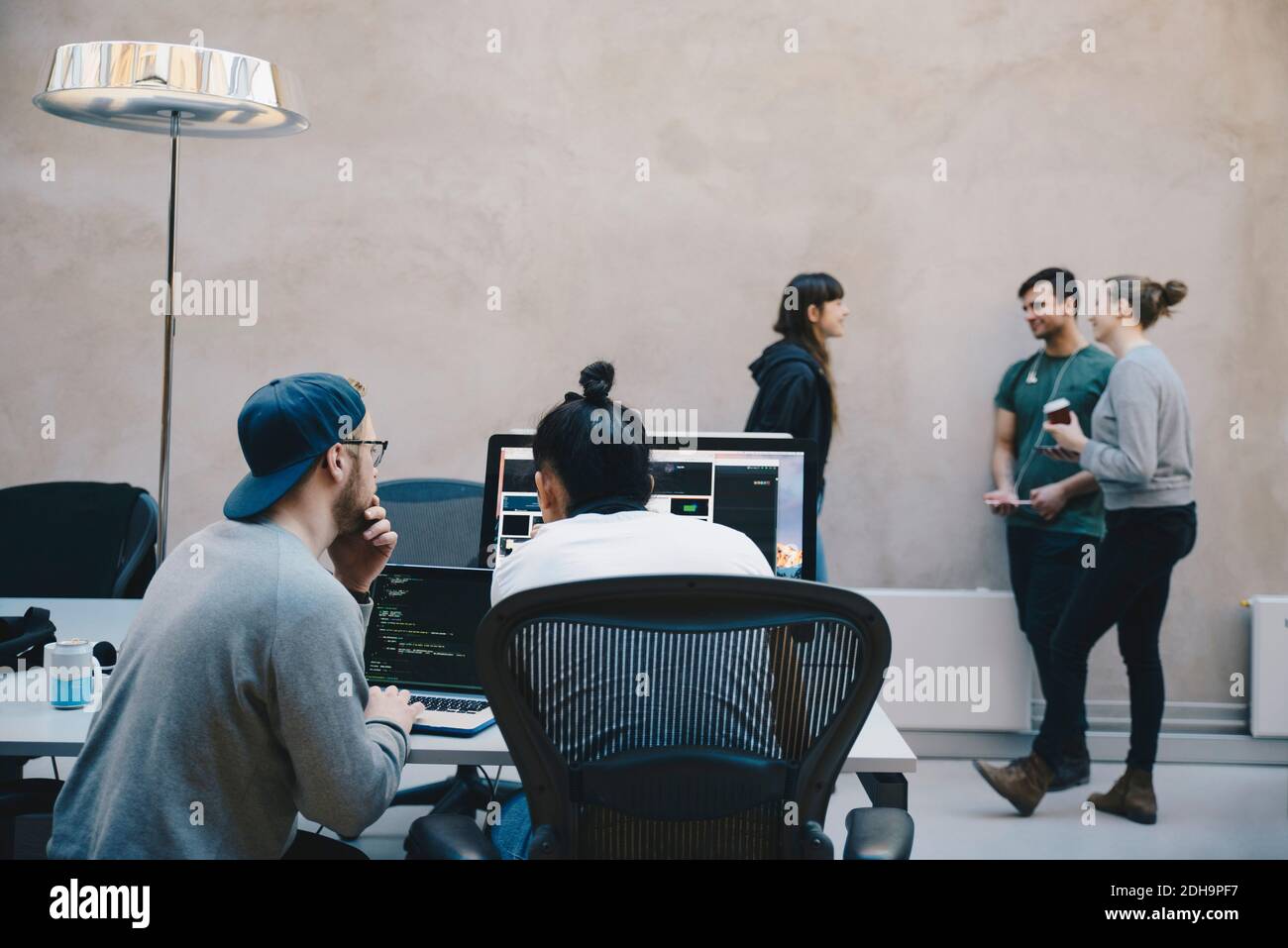 Computer-Programmierer diskutieren im kreativen Büro Stockfoto