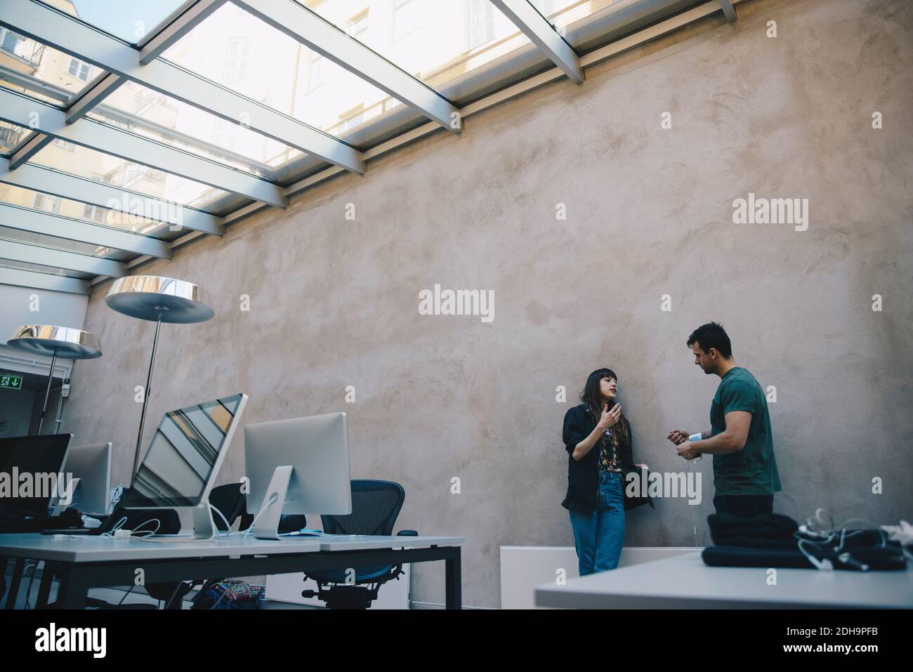 Low-Winkel-Ansicht von Computer-Programmierer diskutieren gegen Wand in Büro Stockfoto