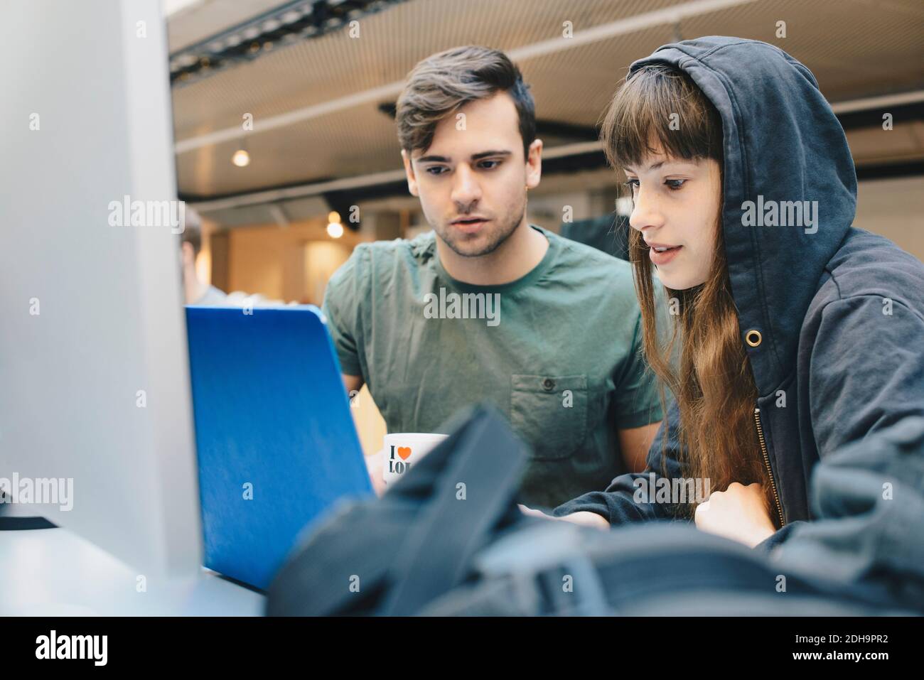 Computer-Programmierer mit Laptop im Büro Stockfoto