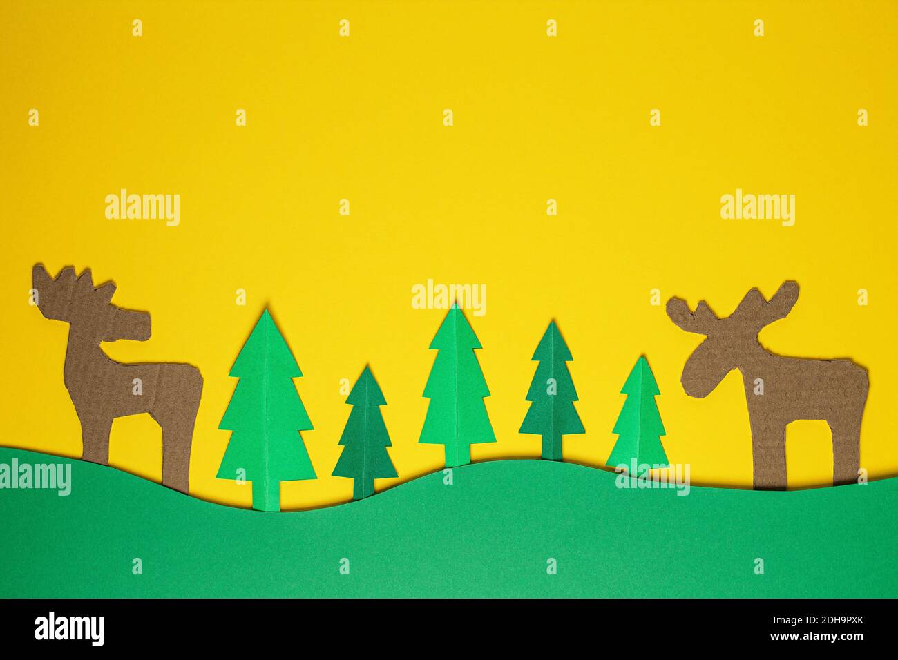 Weihnachtsbaum Papier schneiden Design papercraft Karte. Papier geschnitten Weihnachtsbäume und Hirsche. Kreative Gestaltung von weihnachten Hintergrund mit Papier Tanne Baum. Stockfoto
