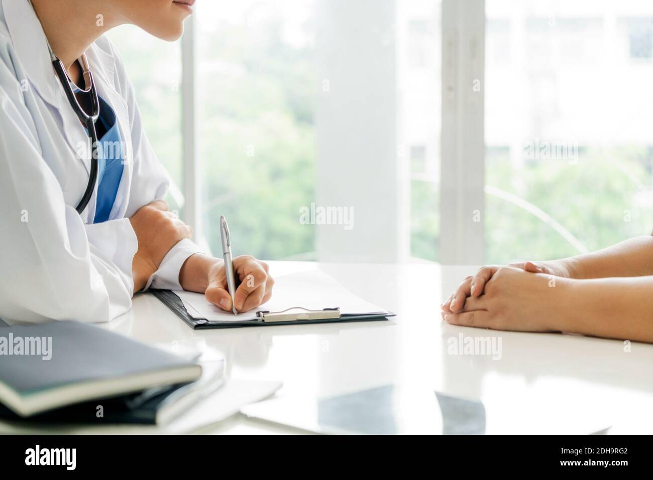 Weibliche Patienten besuche Frau Arzt oder Gynäkologen während Gynäkologie Check-up im Büro am Krankenhaus. Gynäkologie medizinische und Ärztliche Betreuung. Stockfoto