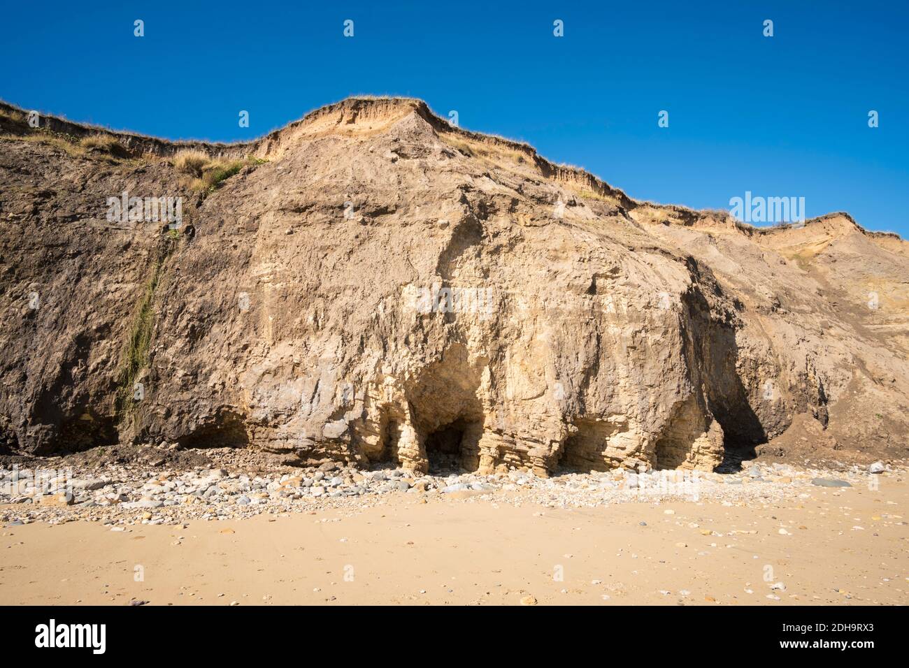 Erodierte Klippen südlich von Ryhope, zeigt eine Schicht von Ton über magnesischem Kalkstein, Nordostengland, Großbritannien Stockfoto
