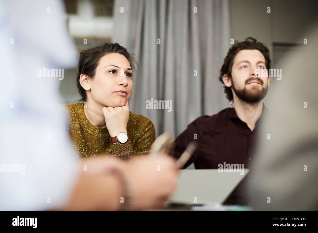 Geschäftsteam, das während der Besprechung im Sitzungssaal sitzt Stockfoto