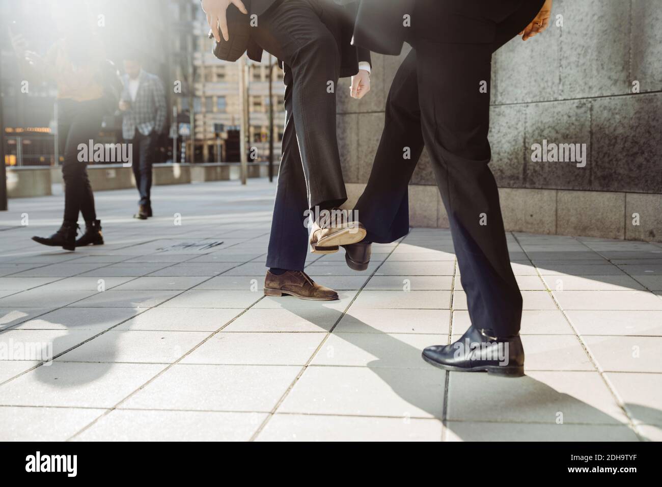 Geschäftsleute begrüßen während einer Pandemie mit Füßen Stockfoto