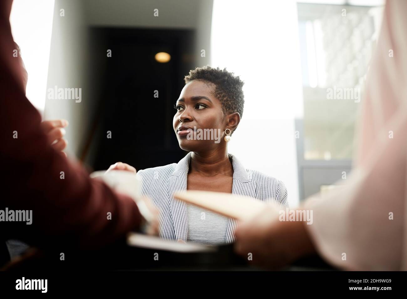 Betrachten weibliche Unternehmerin in Business Meeting Stockfoto
