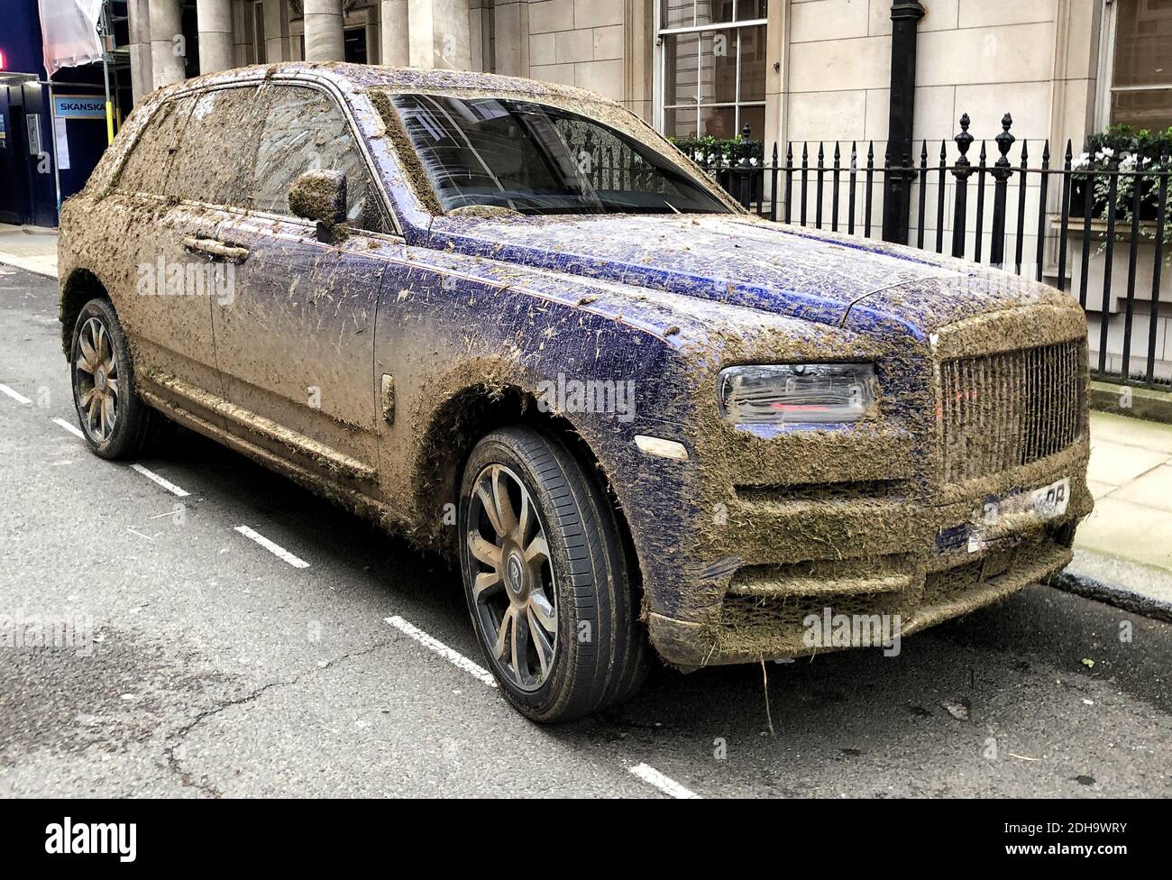 LONDON - DEZEMBER 10: Ein Rolls Royce parkte heute, am 10. Dezember 2020, in Haymarket, im Zentrum von London. Es scheint ein Opfer von einem Bauern Gülle Spritzen an seinem früheren Standort gewesen zu sein... Foto: © 2020 David Levenson/Alamy Live News Stockfoto