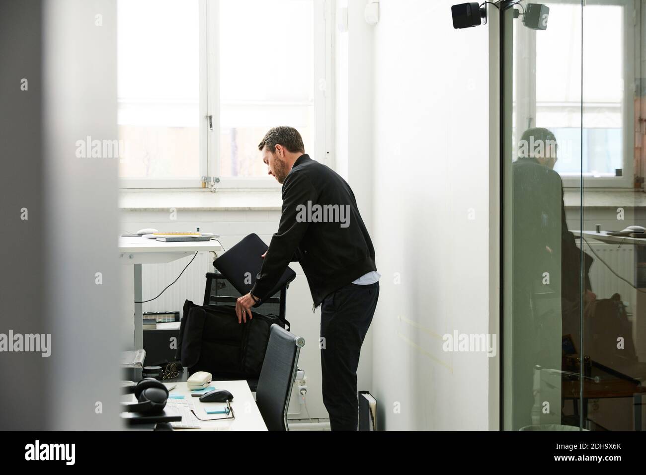 Architekt hält Ordner, während er am Schreibtisch im Kreativbüro steht Stockfoto
