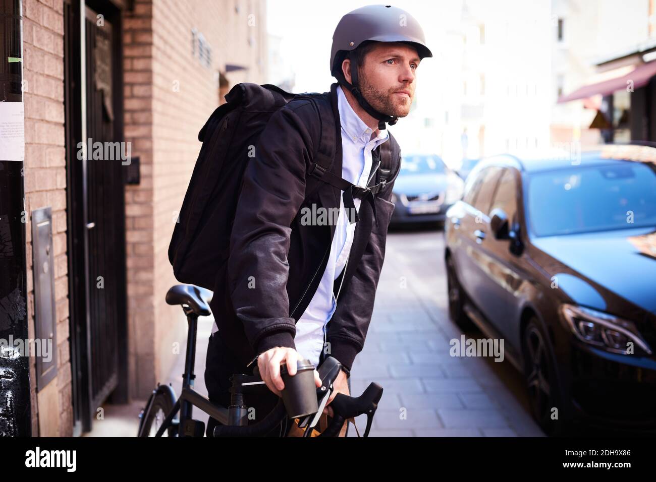 Geschäftsmann Fahrrad fahren auf der Straße in der Stadt Stockfoto