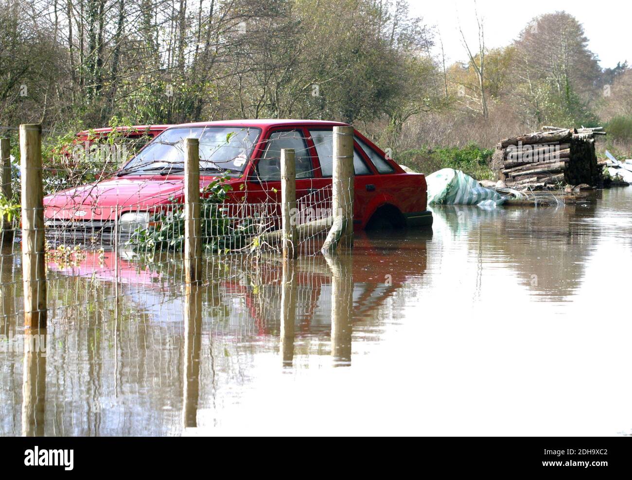 Ein geparktes Auto in einem überfluteten Garten in Dorset. VEREINIGTES KÖNIGREICH. Stockfoto