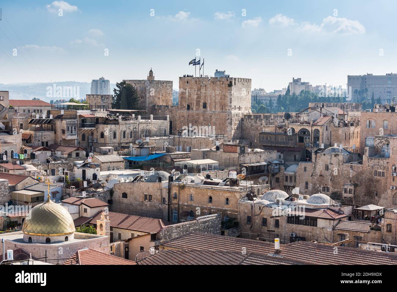 Luftaufnahme der Altstadt von Jerusalem mit dem Turm von David in der alten Jerusalem Zitadelle, Blick von der lutherischen Kirche des Erlösers. Stockfoto