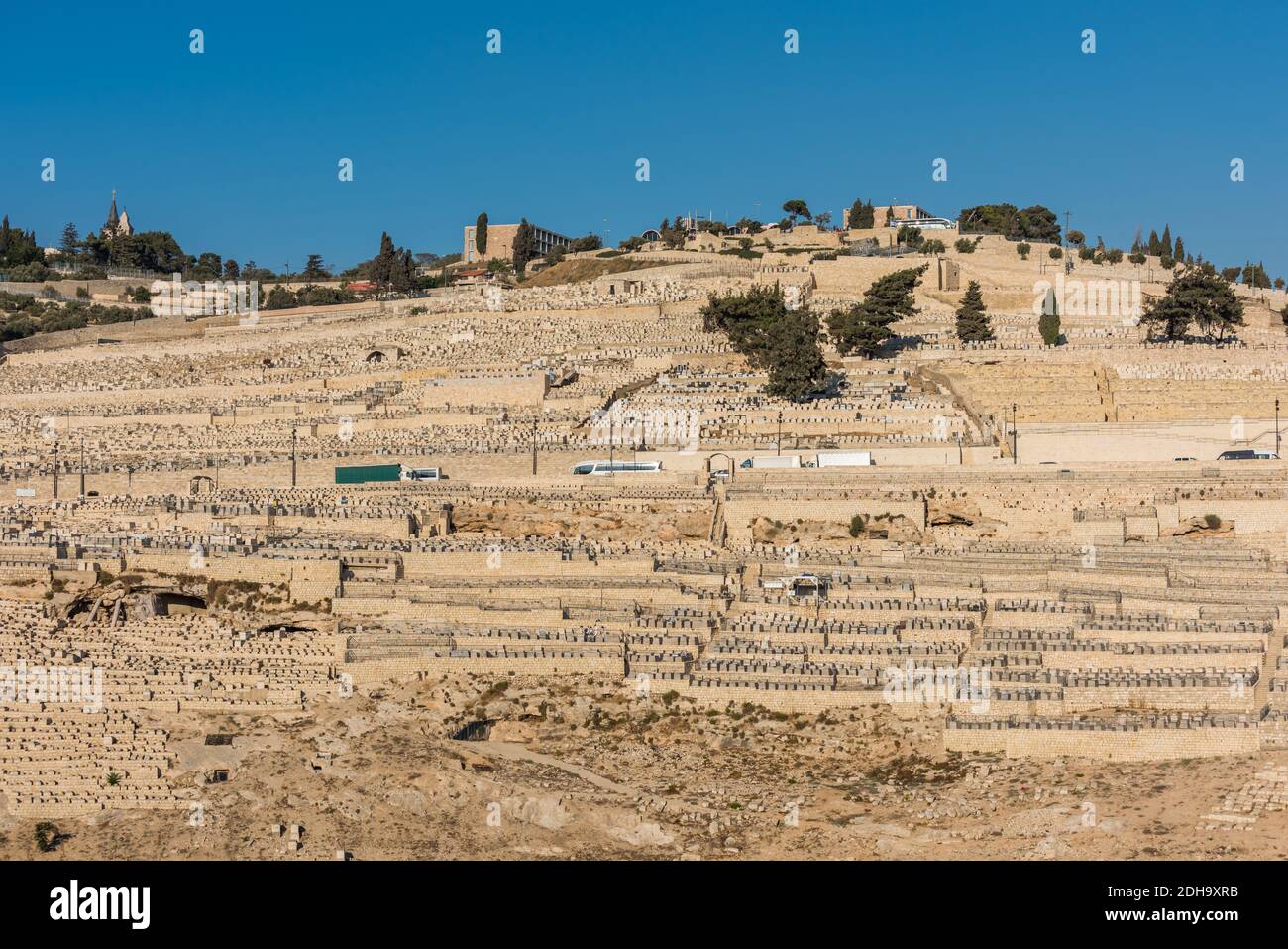 Jüdischer Friedhof am Ölberg in der Nähe des Kidron-Tals oder des Königstals, auf der Ostseite der Altstadt von Jerusalem, Israel Stockfoto