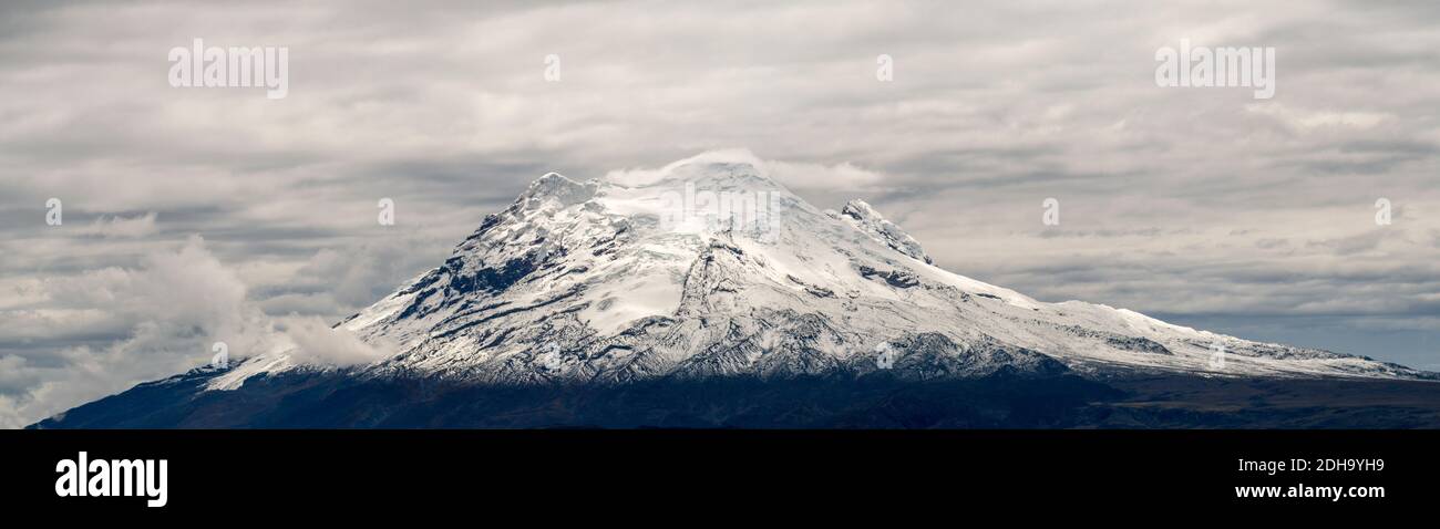Antisana Vulkan, Ecuador, Panorama genäht. Die Gletscher weichen mit dem Klimawandel zurück, ein jetzt selten gesehenes Bild mit frischem Schneefall. Januar 2018 Stockfoto