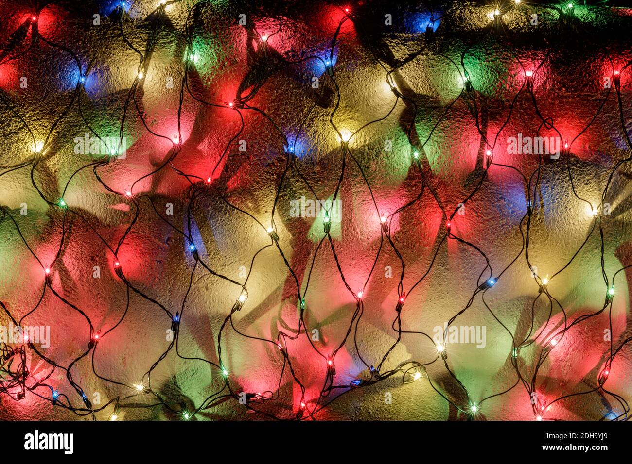Mehrfarbige LED-Netzleuchten dekorieren Wand an Weihnachten Stockfoto