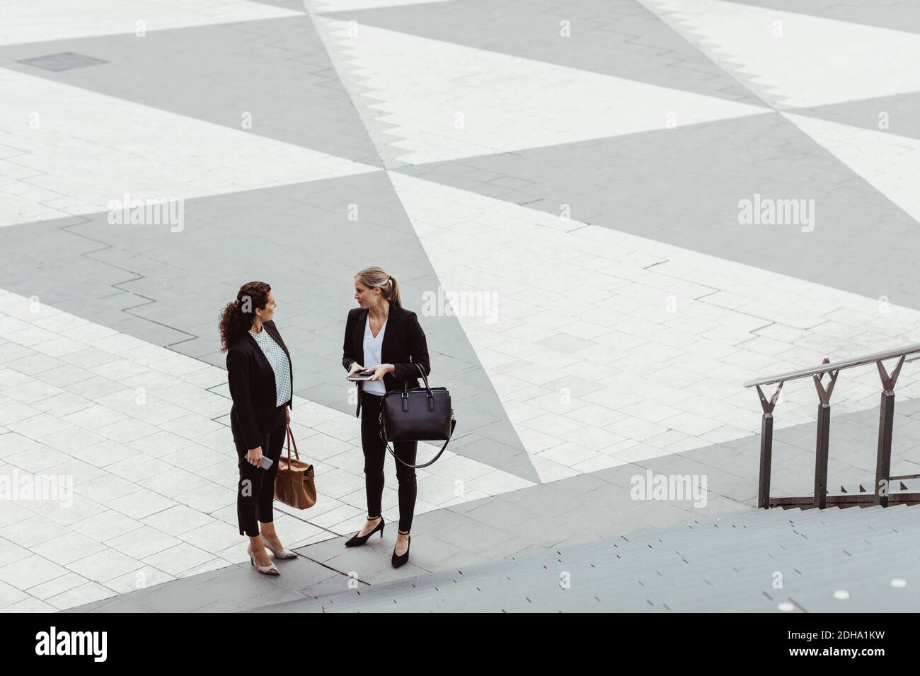 High-Angle-Ansicht der weiblichen Unternehmer diskutieren, während Sie stehen Treppe Stockfoto