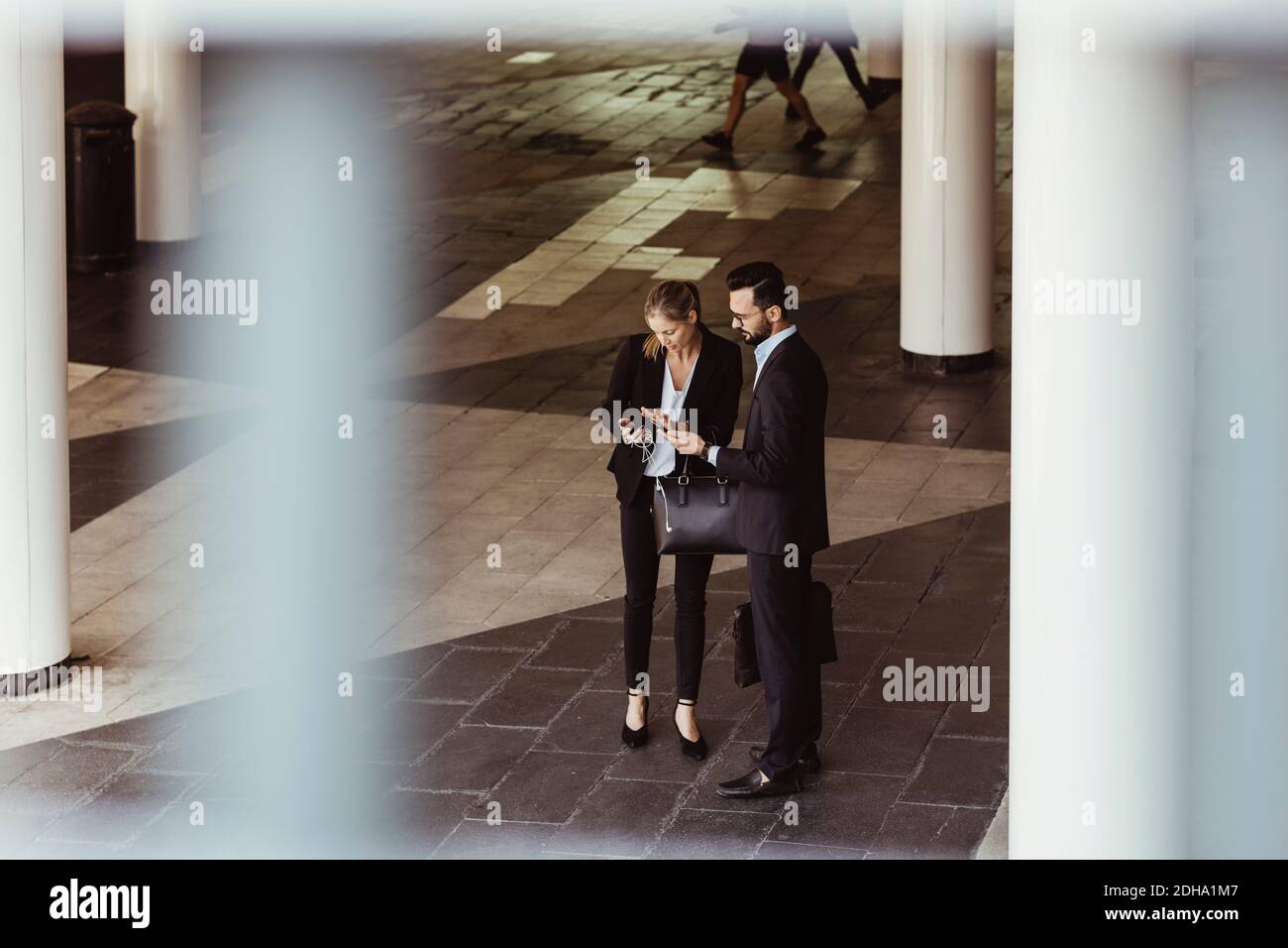 Blick aus der Perspektive von Geschäftsleuten, die im Stehen telefonieren Auf der Straße Stockfoto