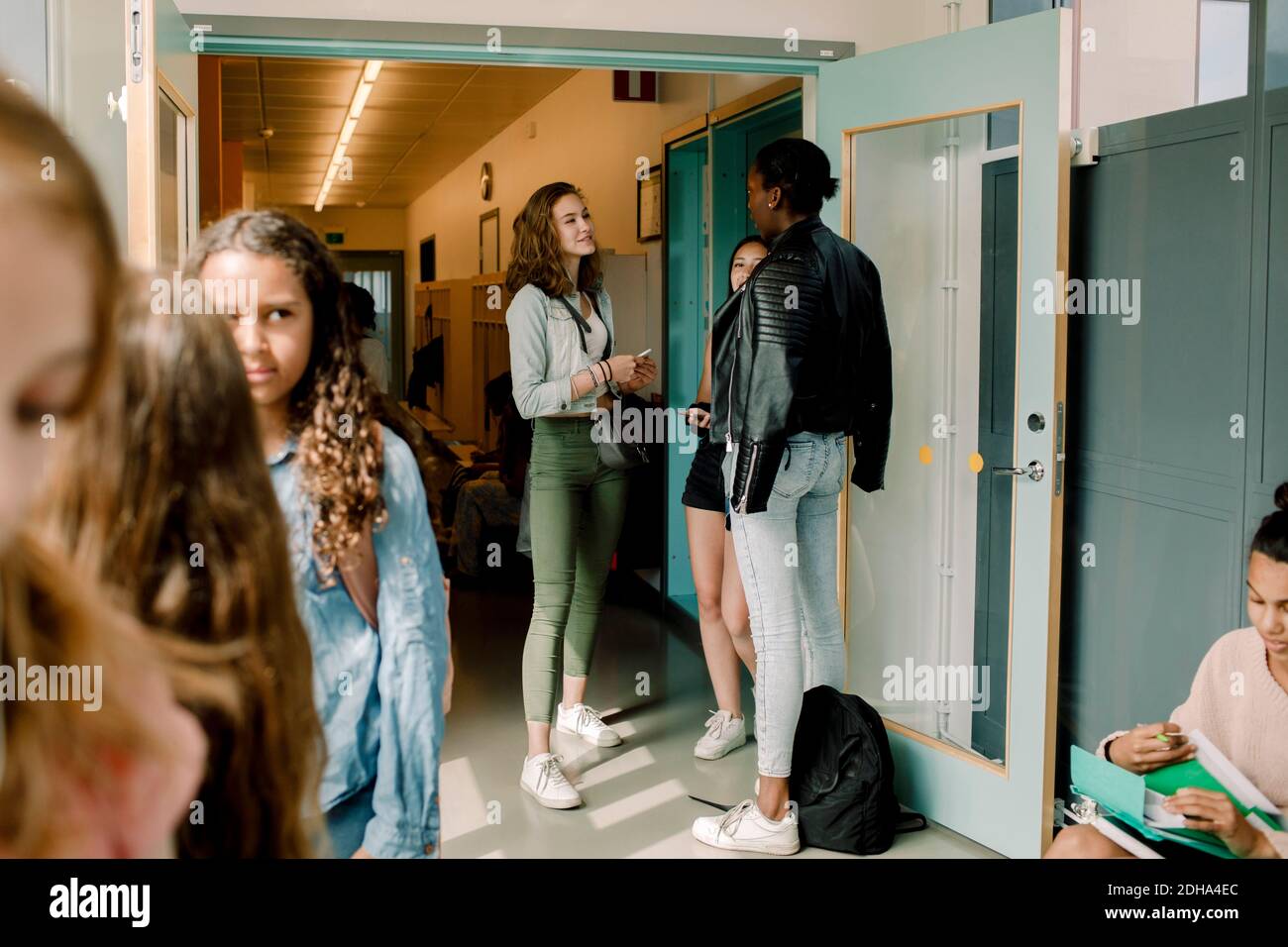 Junior High-Studenten stehen an der Tür in der Schule Korridor Stockfoto