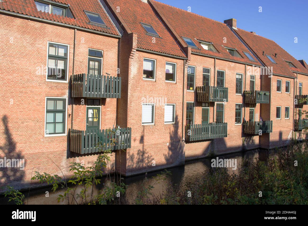 Rückseite von Häusern in einer Reihe auf dem Wasser in Zutphen, Niederlande Stockfoto
