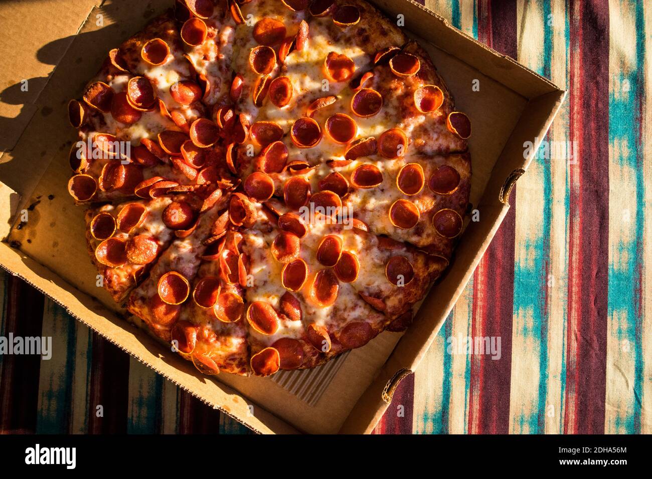 Große Pepperoni Pizza geliefert (Overhead) Stockfoto