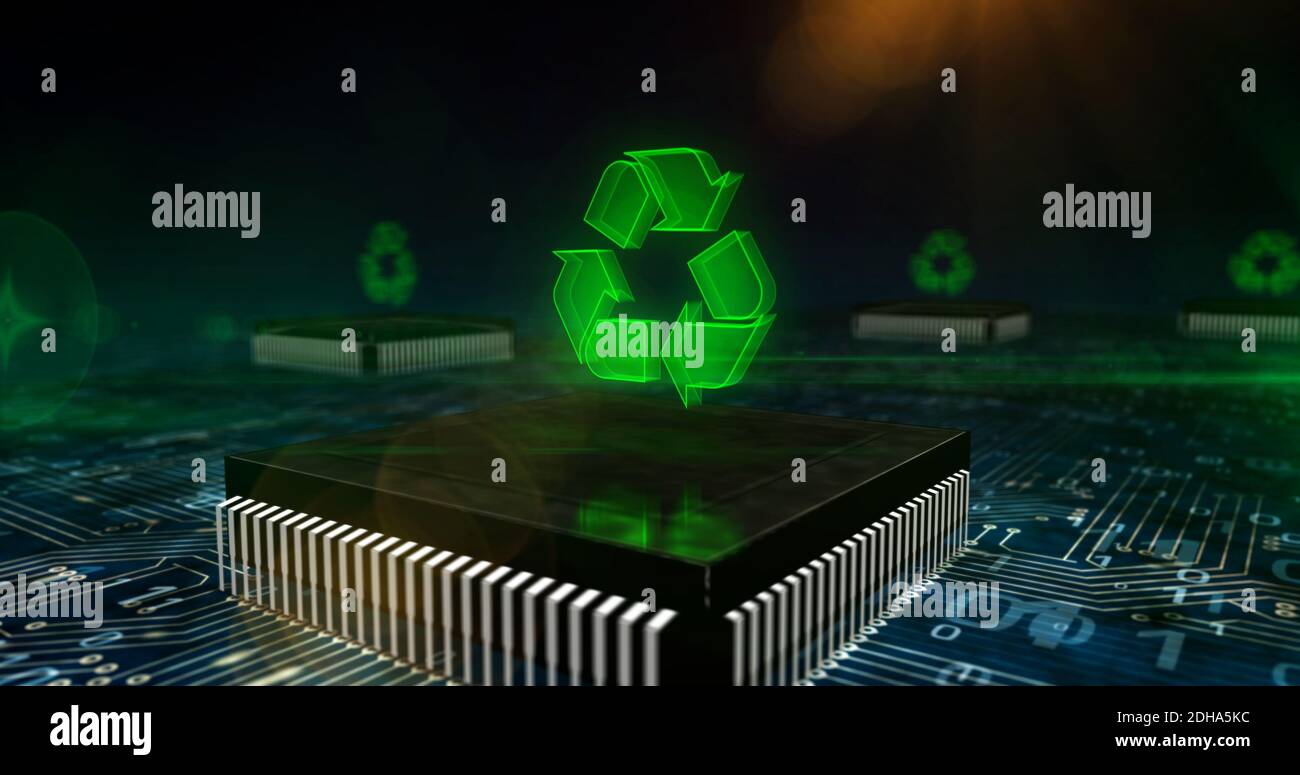Recycling-Symbol, E-Abfall, Ökologie, Recycling-Technologie, grüne Industrie und Umweltschutz-Konzept. Futuristisches 3D-Symbol über der Computerplatine Stockfoto