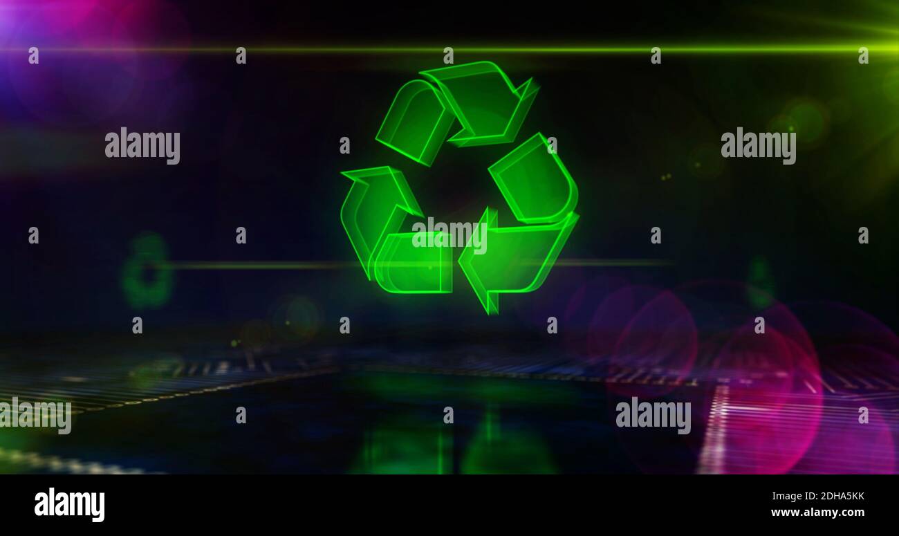 Recycling-Symbol, E-Abfall, Ökologie, Recycling-Technologie, grüne Industrie und Umweltschutz-Konzept. Futuristisches 3D-Symbol über der Computerplatine Stockfoto
