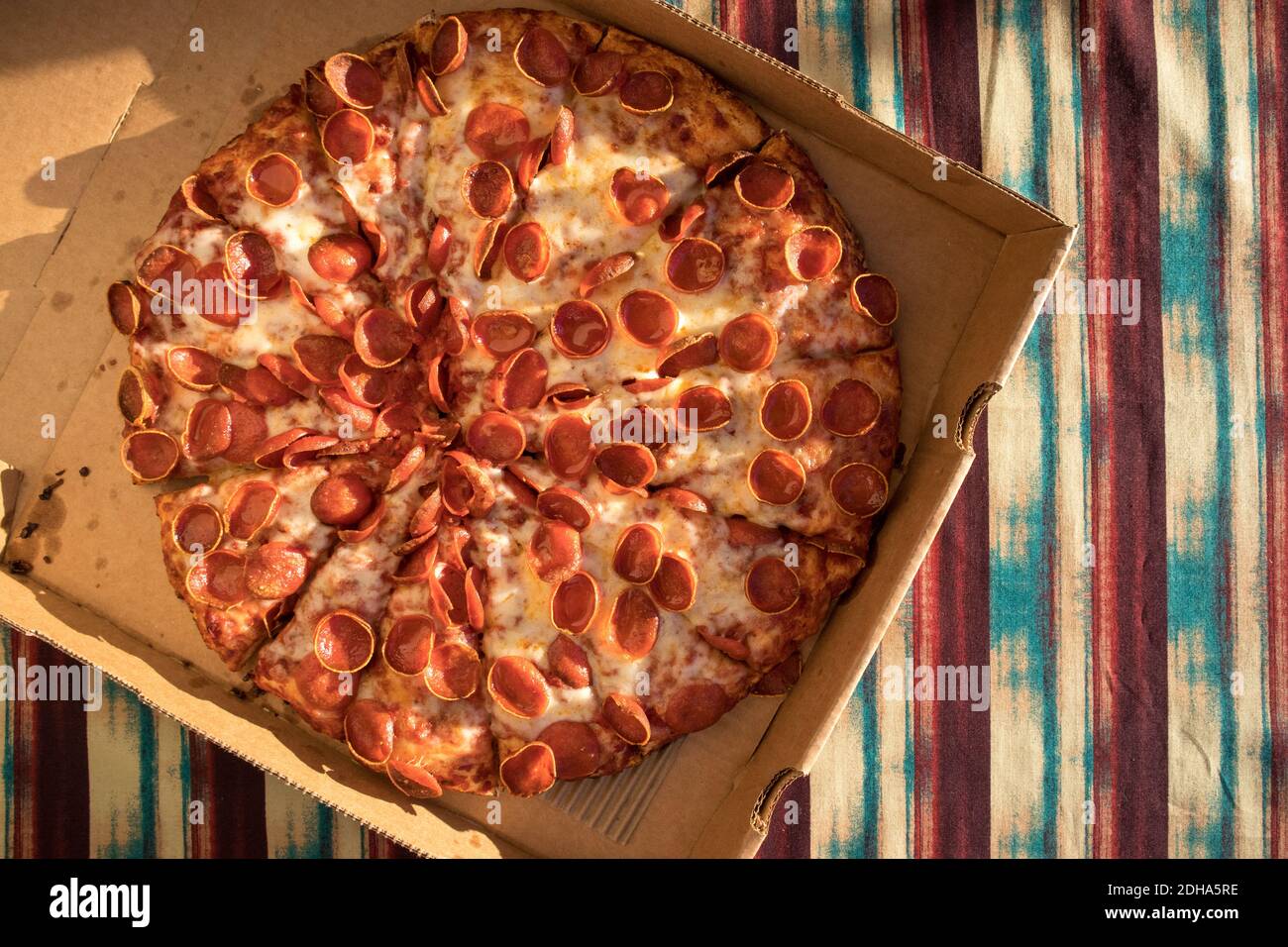 Große Pepperoni Pizza geliefert (Overhead) Stockfoto