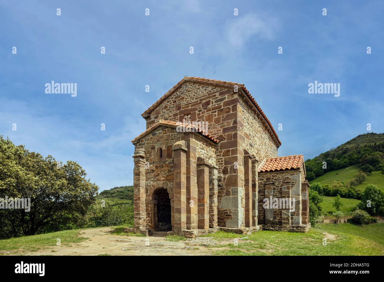 Vorromanische Kirche von Santa Cristina de Lena, Asturien, Spanien. Santa Cristina de Lena ist Teil des UNESCO-Weltkulturerbes Denkmäler von Ovie Stockfoto