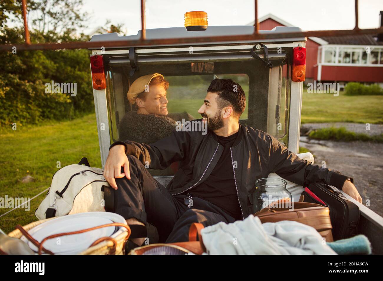 Glücklich junge männliche Freunde sitzen im Fahrzeug Stockfoto