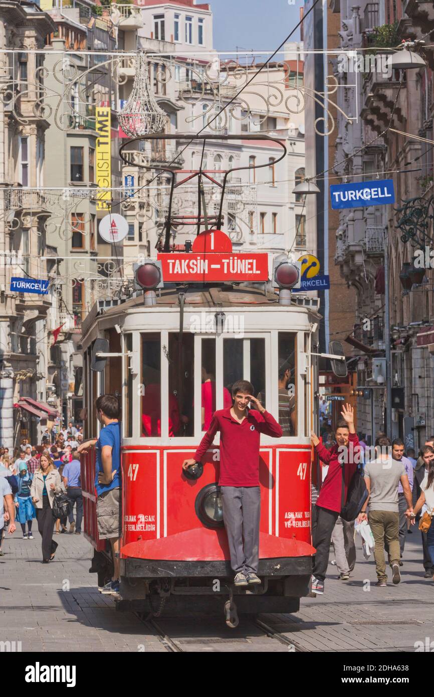 Istanbul, Türkei. Die Tünel zum Taksim-Platz Nostalgische Straßenbahn in Istiklal Caddesi, einer der wichtigsten Einkaufsstraßen Istanbuls. Stockfoto