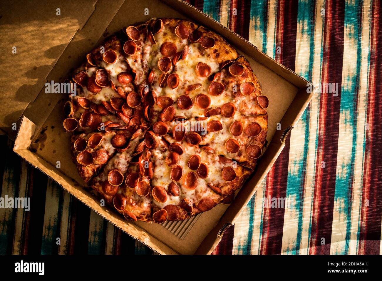Große Pepperoni Pizza geliefert (Overhead) Stockfoto