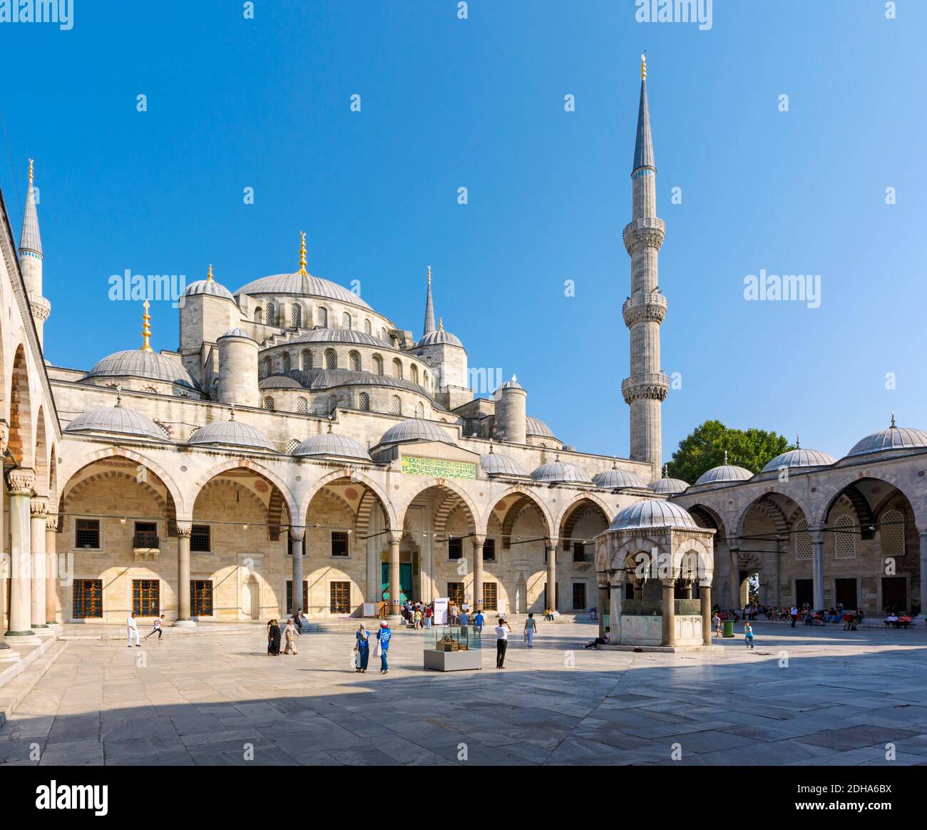 Istanbul, Provinz Istanbul, Türkei. Innenhof des Sultan Ahmet oder Sultanahmet Moschee, auch bekannt als die Blaue Moschee. Die Moschee ist Teil des H Stockfoto