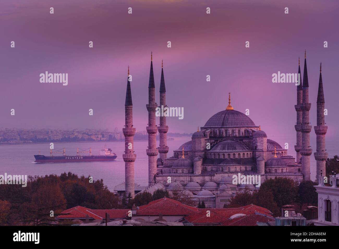 Istanbul, Provinz Istanbul, Türkei. Die Sultan Ahmet oder Sultanahmet Moschee, auch bekannt als die Blaue Moschee. Der Bosporus dahinter. Die Moschee ist ein Teil Stockfoto