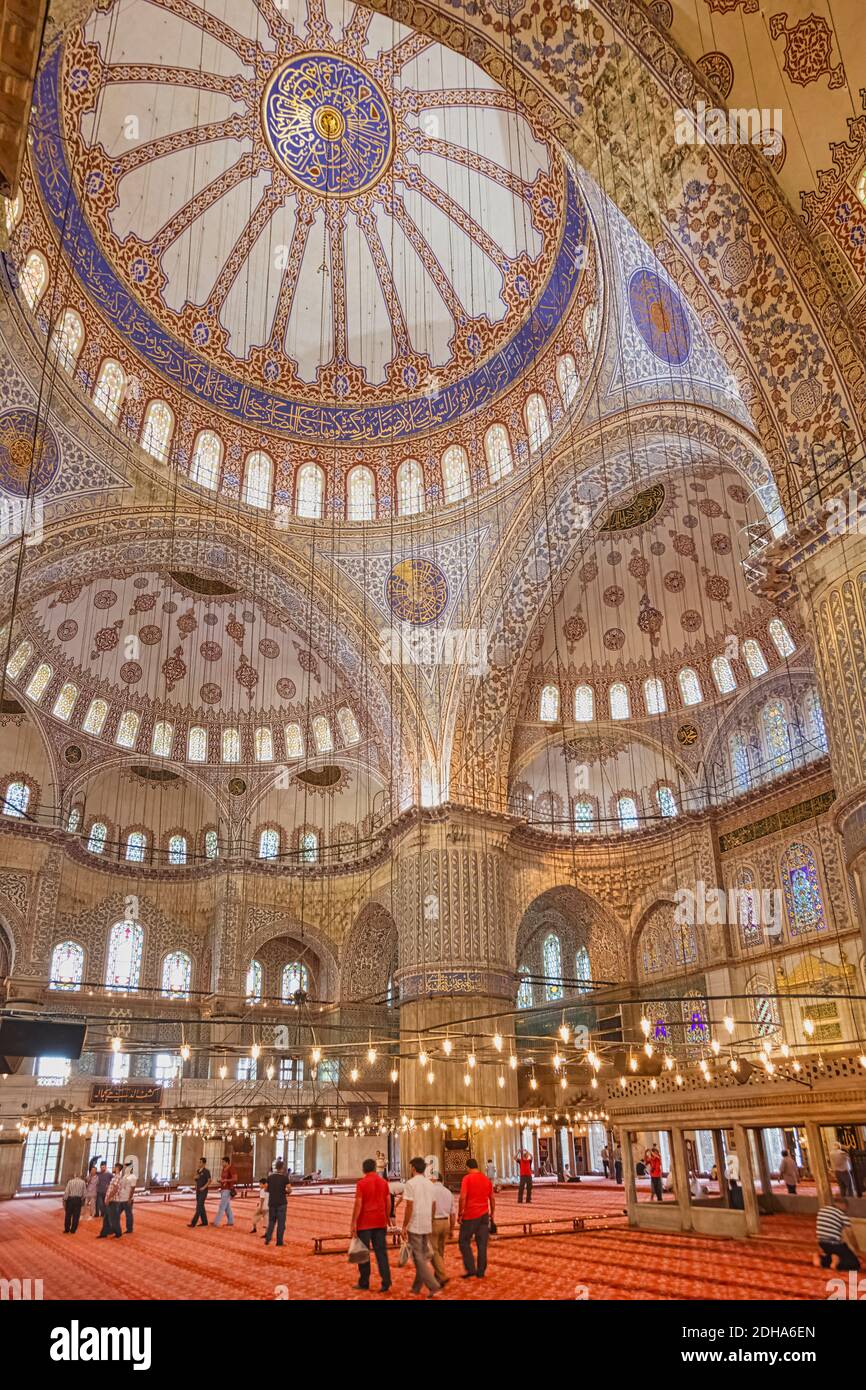Istanbul, Provinz Istanbul, Türkei. Das Innere der Sultan Ahmet Moschee oder Sultanahmet Moschee, auch bekannt als die Blaue Moschee. Die Moschee ist Teil von Stockfoto