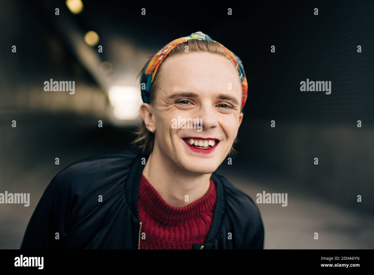 Porträt eines glücklichen Mannes, der im Flur steht Stockfoto