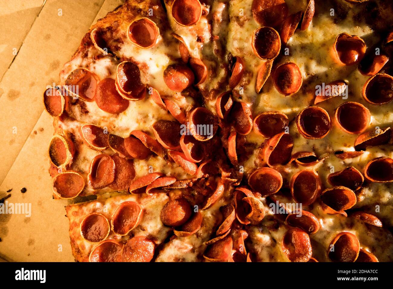 Große Pepperoni Pizza geliefert (Overhead) Stockfoto