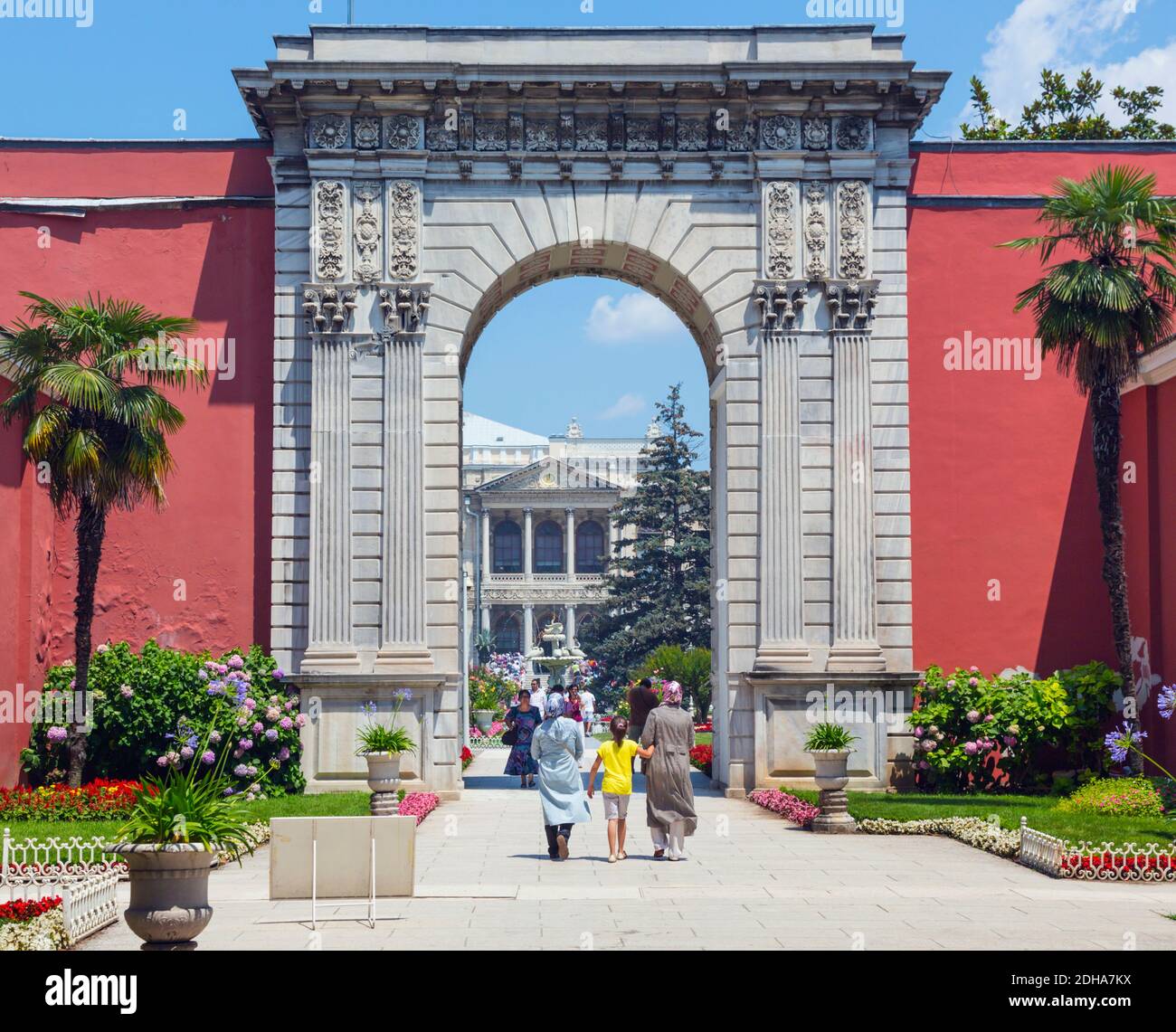 Istanbul, Türkei. Eintritt zum Dolmabahce Palast von den Kaiserlichen Gärten. Stockfoto