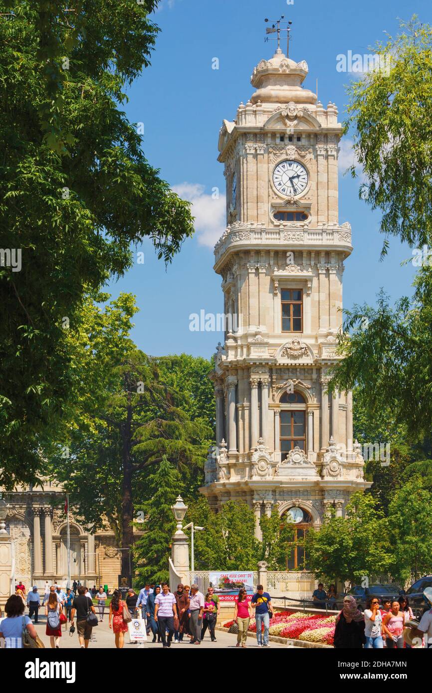 Istanbul, Provinz Istanbul, Türkei. Dolmabahce Uhrturm befindet sich außerhalb Dolmabahce Palast. Stockfoto