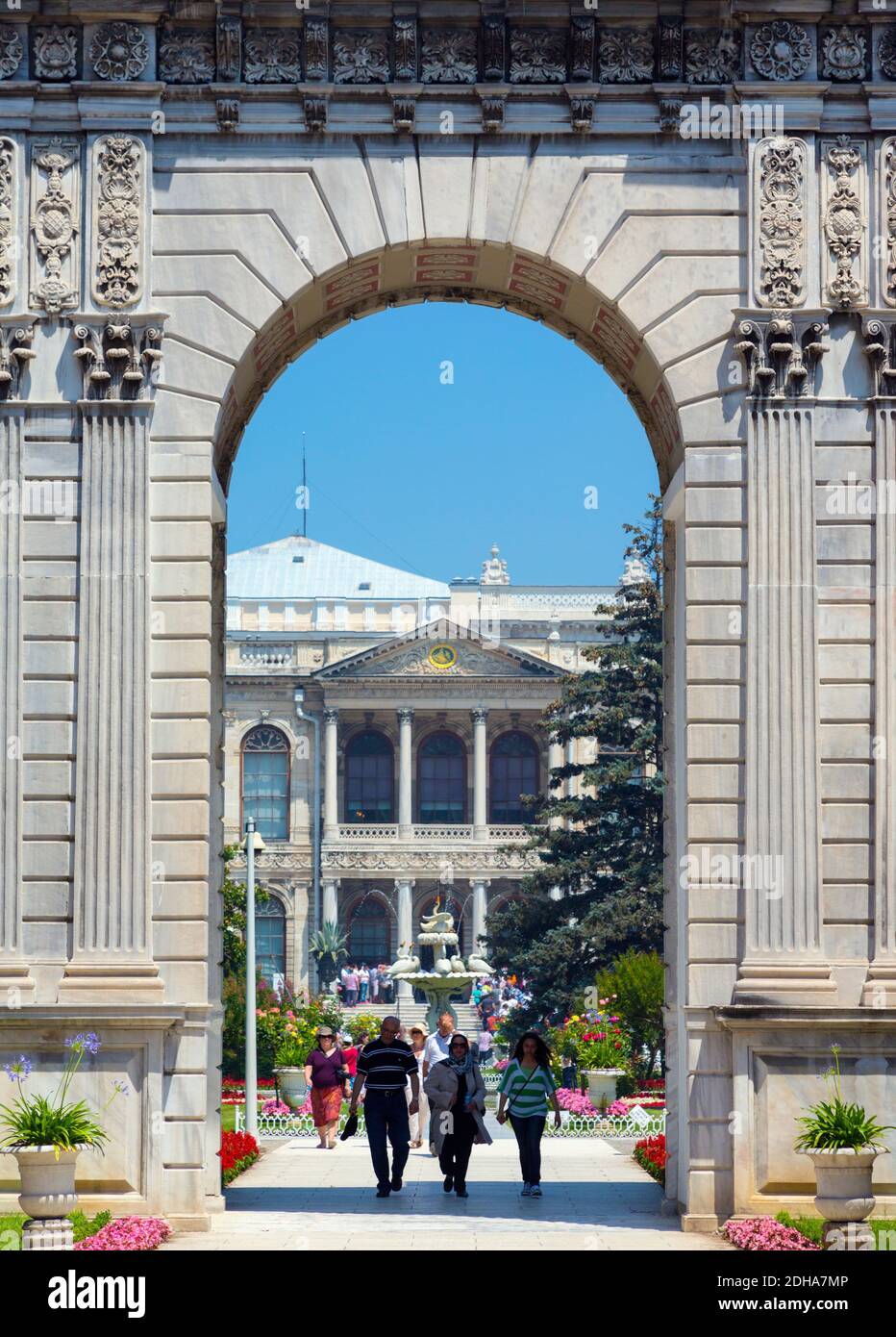 Istanbul, Türkei. Eintritt zum Dolmabahce Palast von den Kaiserlichen Gärten. Stockfoto
