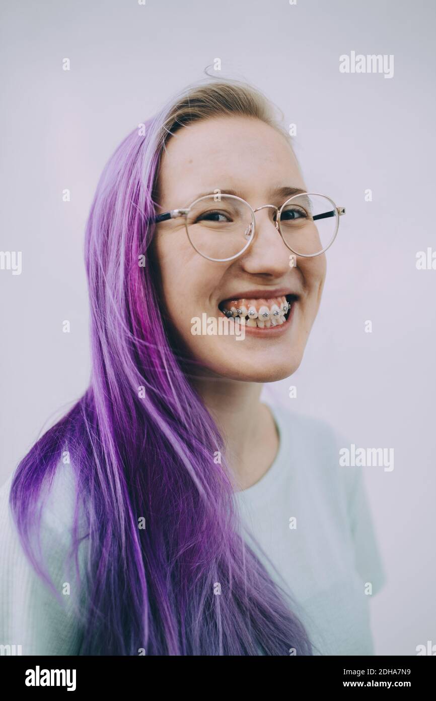 Portrait von Teenager-Mädchen mit Hosenträger stehen vor weißem Hintergrund Stockfoto