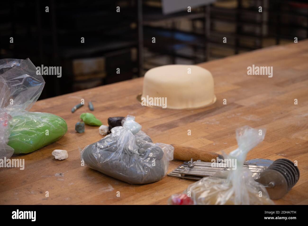 Eine selektive Aufnahme des Backens von Marzipan-Kuchen auf dem Tisch. Dekoration Kuchen in Waagan Bäckerei, Tynset Stockfoto