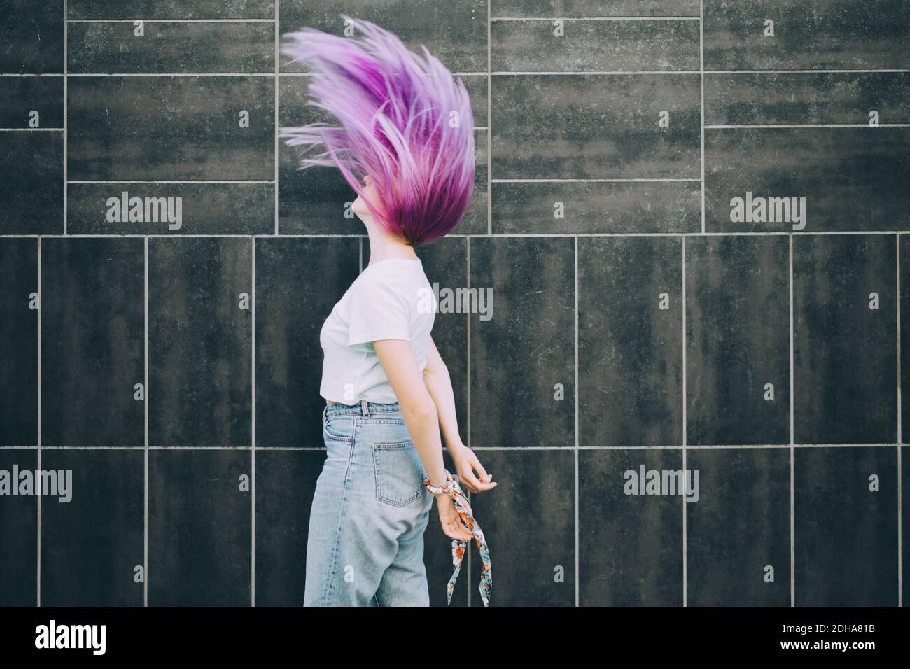Seitenansicht eines Teenagers, das gegen die Wand springt Stockfoto