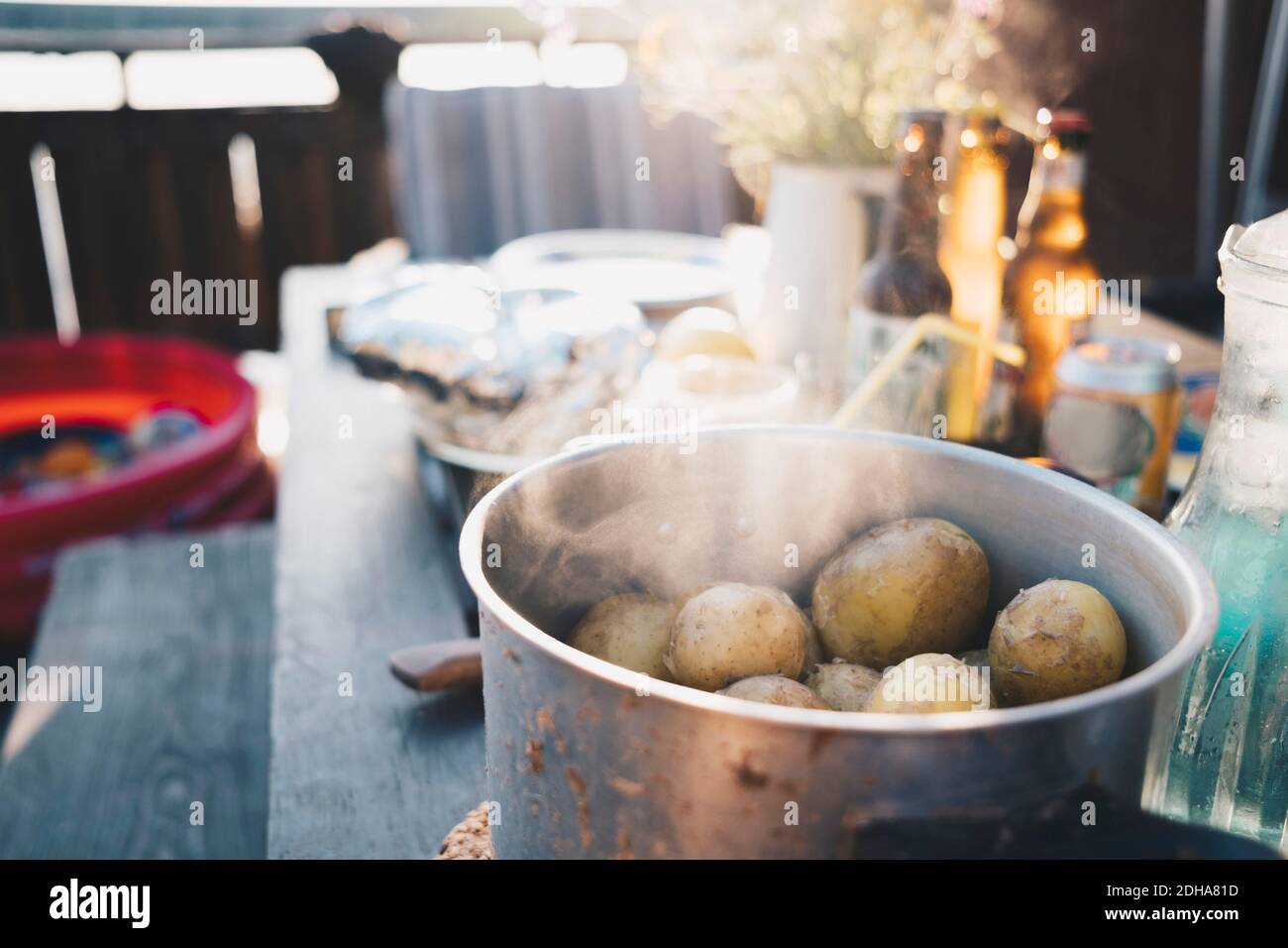 Nahaufnahme des Essens im Container auf Holztisch im Urlaub villa Stockfoto