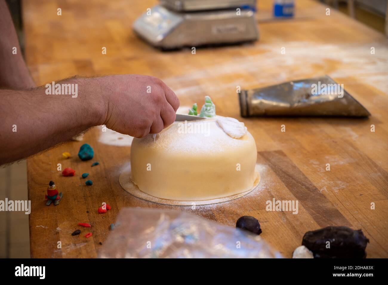 Eine Nahaufnahme eines Kuchens mit Marzipan und einem Mann auf einem Schlitten. Kuchen im Waagan Bakerybaking proce Stockfoto