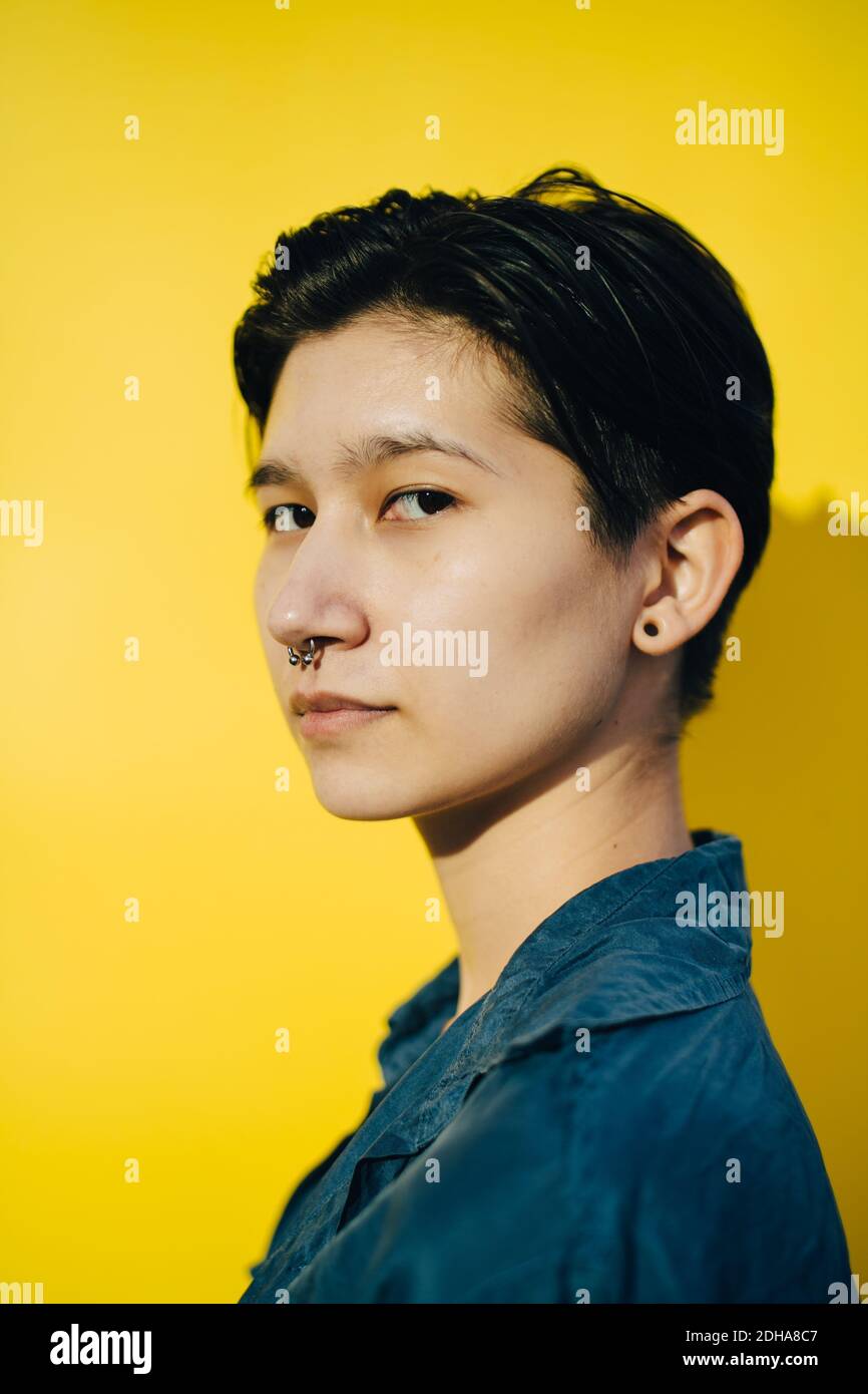 Porträt der Frau vor gelbem Hintergrund Stockfoto